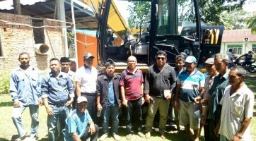 Kelompok Tani Tambak Napalakura Terima Bantuan Alat Berat