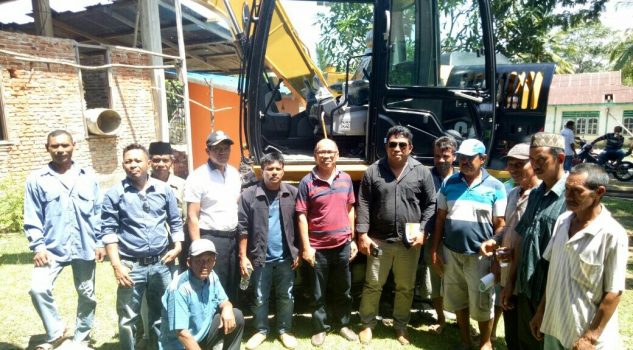 Kelompok Tani Tambak Napalakura Terima Bantuan Alat Berat