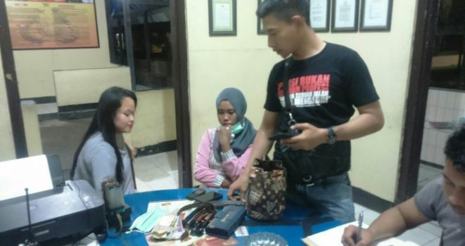 Jambret Tas Wanita, Dua Pria Bonyok Diamuk Warga