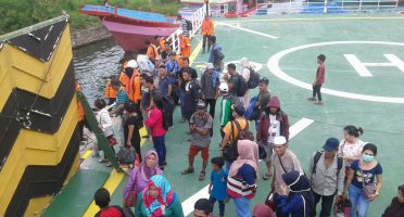 Mesin Rusak, Kapal Muat Ratusan Penumpang Sejam Terlantar di Laut