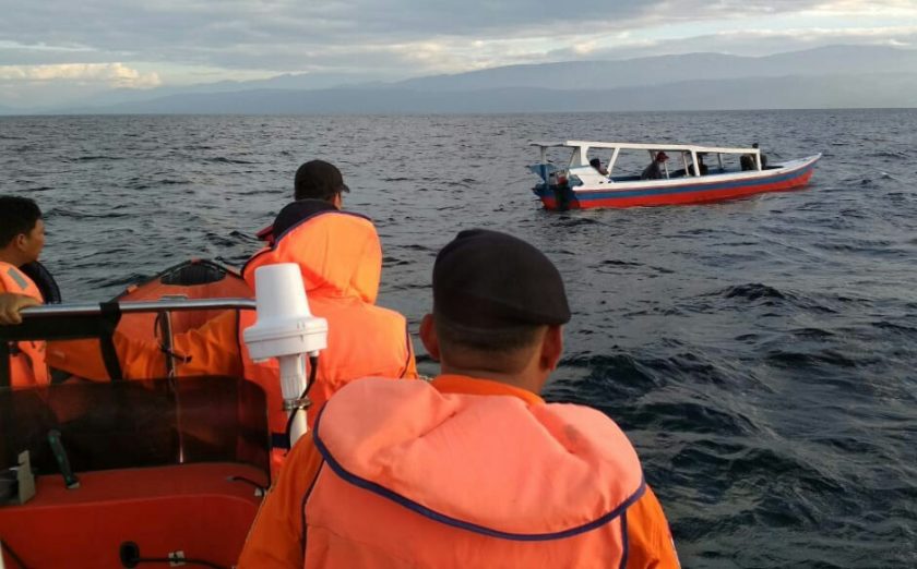 SAR Kendari Beri Bantuan Pada Longboat Warga Kolaka Karena Alami Mati Mesin