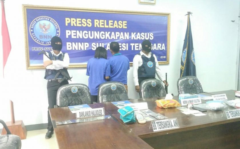 Miliki 1 Kilogram Narkotika, Sepasang Kekasih di Kendari Ditangkap BNNP Sultra di Bandara Halu oleo