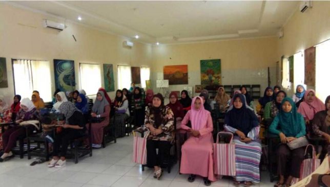 Warga Desa Karangpenang dan Polagan Sampang Dilatih Keterampilan Menjahit