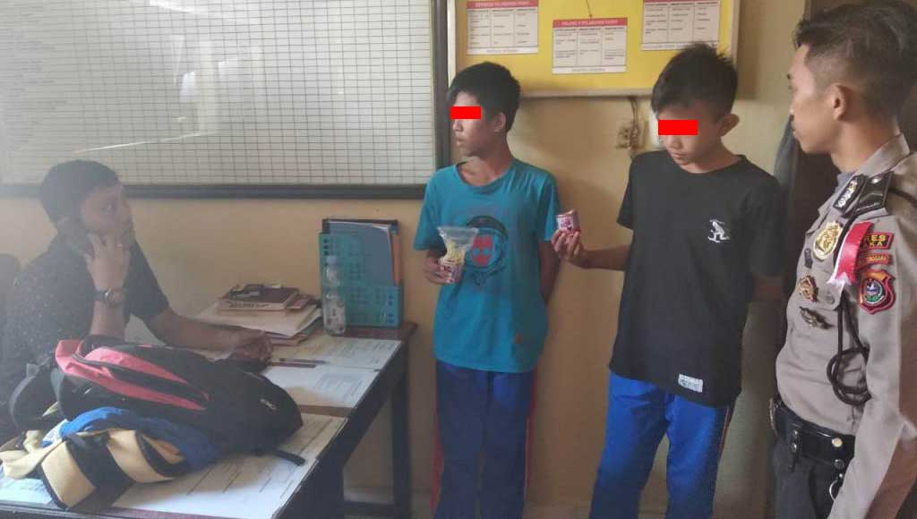 KOLAKA, SULTRA - Bukannya pergi menuntut ilmu di sekolah, dua pelajar SMK di Kolaka kedapatan menghisap lem Fox