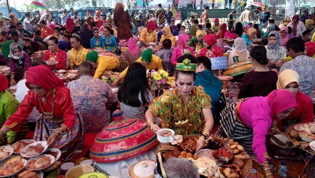 BAUBAU, SULTRA - Usai menjalani pelantikan dan serah terima jabatan (Sertijab), Walikota Baubau H. AS Tamrin dan Wakilnya La Ode Ahmad Monianse