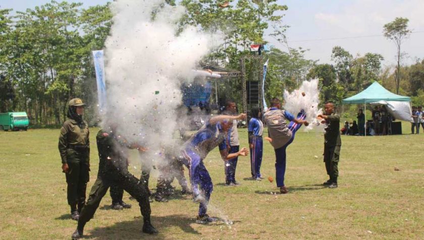 Batalyon Menwa 848 Unmuh Jember Demo di Hadapan Mahasiswa Baru