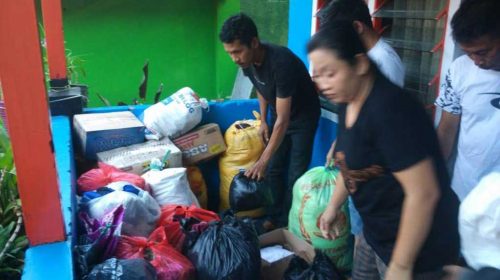 KENDARI, SULTRA - Peduli korban gempa Sulawesi Tengah (Sulteng), puluhan warga di Kelurahan Kampung Salo Kota Kendari