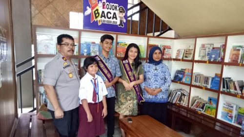 JAKARTA - Ruangan tempat membaca atau biasa disebut Pojok Baca yang ada di Mapolsek Kebon Jeruk Polres Metro Jakarta Barat