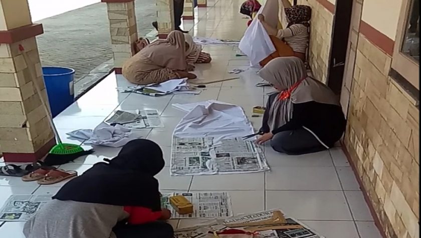 Begini Antusias Warga Karangpenang dan Polagan Dilatih Keterampilan Menjahit
