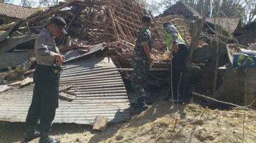 Angin Kencang di Sampang Sebabkan Rumah Seorang Kakek Rata dengan Tanah