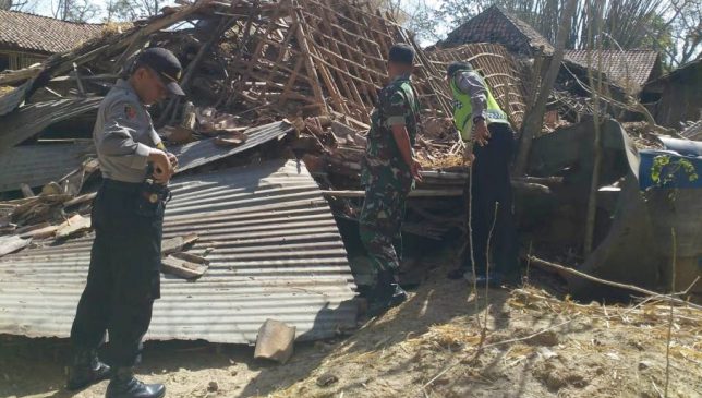 Angin Kencang di Sampang Sebabkan Rumah Seorang Kakek Rata dengan Tanah