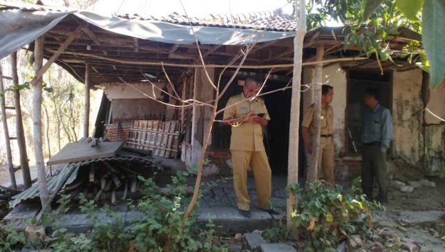 Kasihan,,, Lansia ini Mengidap Kelumpuhan Tinggal di Rumah Tak Layak Huni