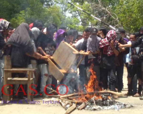 Ratusan Mahasiswa Unilaki Demo Tuntut Rektor Mundur