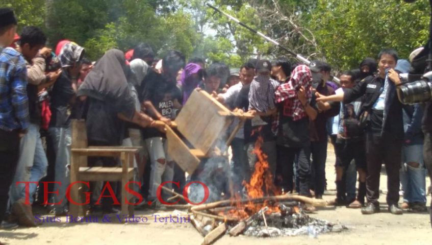 Ratusan Mahasiswa Unilaki Demo Tuntut Rektor Mundur