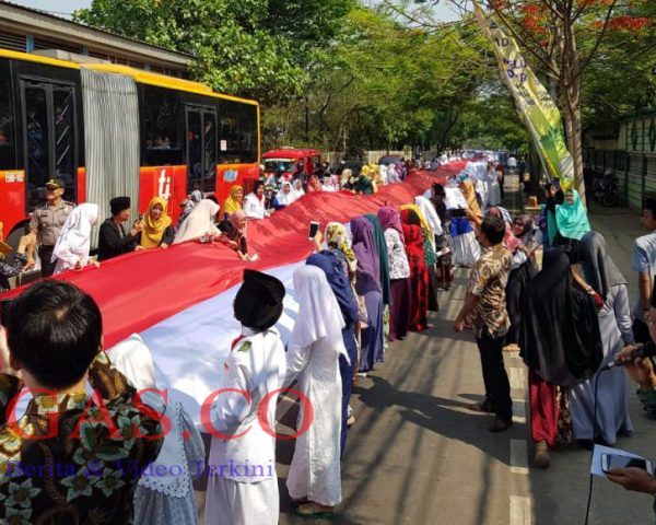 Hari Santri Nasional, Ponpes Asshiddiqiyah Bentangkan Bendera 700 Meter