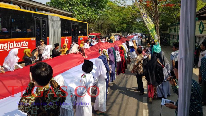 Hari Santri Nasional, Ponpes Asshiddiqiyah Bentangkan Bendera 700 Meter