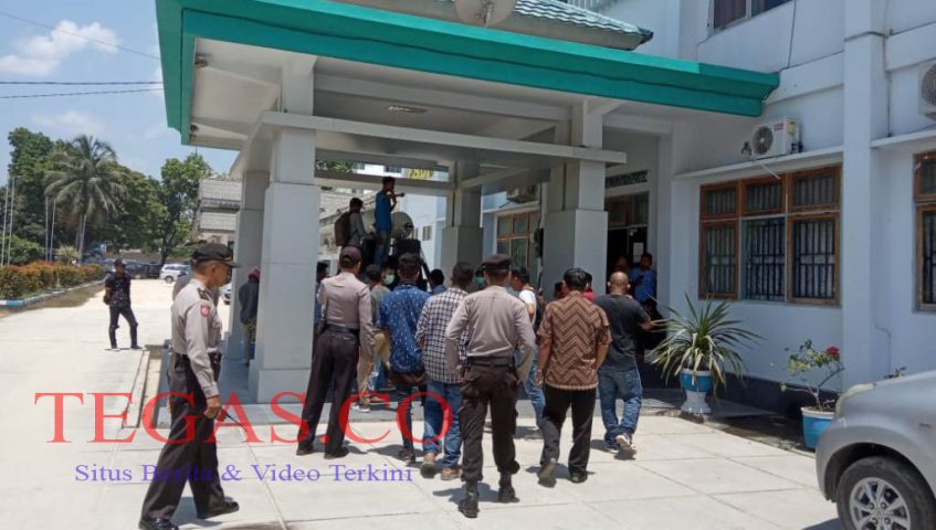 Mahasiswa Kendari Demo Tuntut Aktivitas Penambangan PT. Babarina Dihentikan