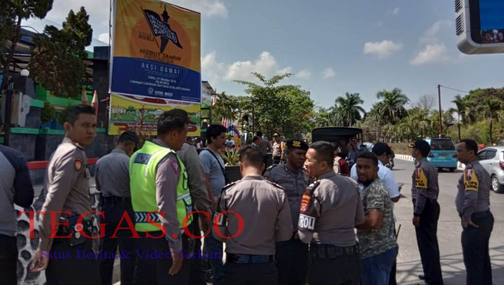 Baliho Bertuliskan HTI di Kendari Diturunkan Petugas