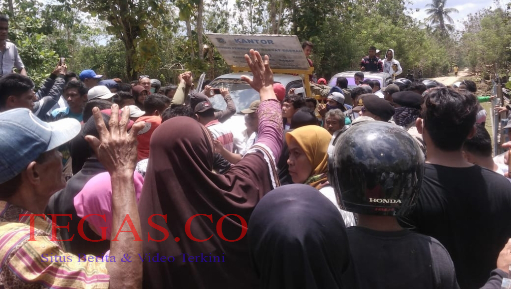 Ratusan Warga Napano Kusambi Tolak Hadirnya PT Sele Raya Agri, DPRD Mubar Disegel