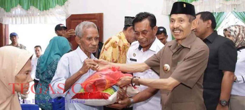Wali Kota AS Tamrin Serahkan Bantuan Sosial untuk Lansia Telantar di Kota Baubau