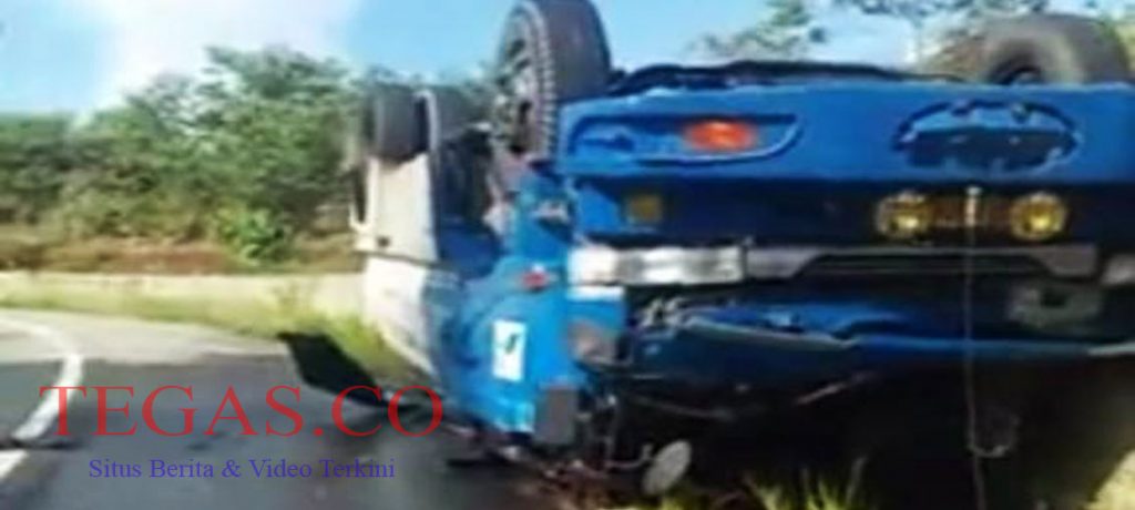 Truk Tangki Solar 10 Ton Terbalik di Kolut, 2 Orang Luka-luka