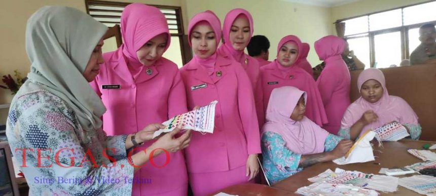 Ketua Bhayangkari Cabang Jakbar Silaturahmi ke Panti Sosial Kedoya