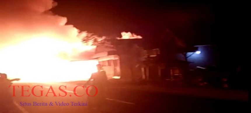 Si Jago Merah Melalap Rumah Makan Asela dan Gudang Mebel di Camplong