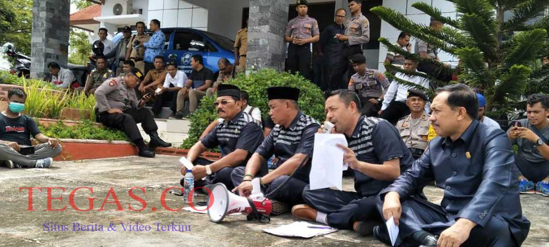 Demo 7 Anggota Dewan PAW, Komisi A Duduk Melantai dengan Massa Aksi