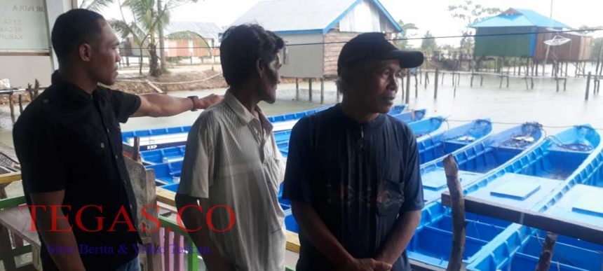 KKP Beri Bantuan 12 Unit Perahu Fiberglass Kepada Nelayan di Muna