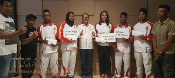 Tim Dayung Raih 3 Emas 2 Perunggu, Bupati Konsel Langsung Serahkan Bonus