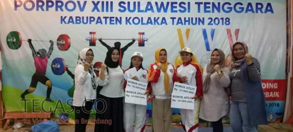 Jawara di Cabor Angkat Besi, Istri Wakil Bupati Konsel Serahkan Bonus