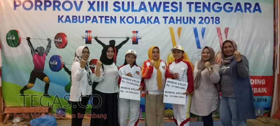 Jawara di Cabor Angkat Besi, Istri Wakil Bupati Konsel Serahkan Bonus