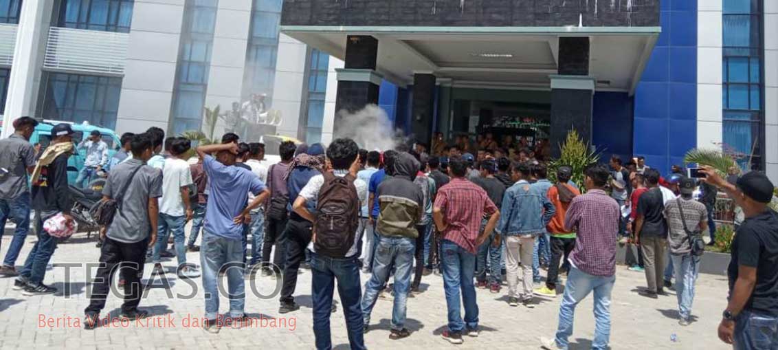 Demo Minta Pencabutan IUP Tambang di Kantor Dinas Perkebunan Sultra Berlangsng Rusuh