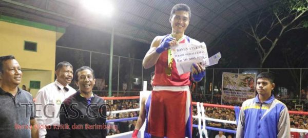 Atlet Tinju Sumbang Emas, Wakil Bupati Konsel Serahkan Bonus