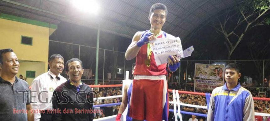 Atlet Tinju Sumbang Emas, Wakil Bupati Konsel Serahkan Bonus