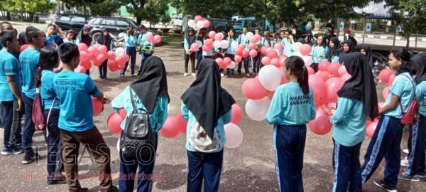 Puluhan Pelajar SMAN 4 Kendari Turun ke Jalan Peringati Hari AIDS Sedunia