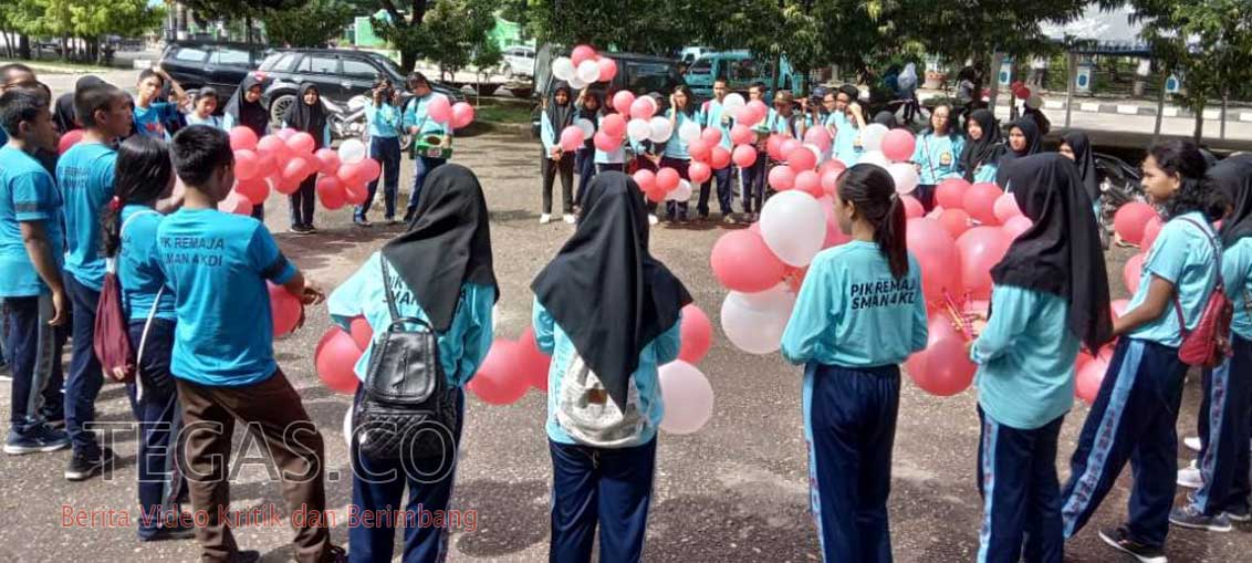 Puluhan Pelajar SMAN 4 Kendari Turun ke Jalan Peringati Hari AIDS Sedunia
