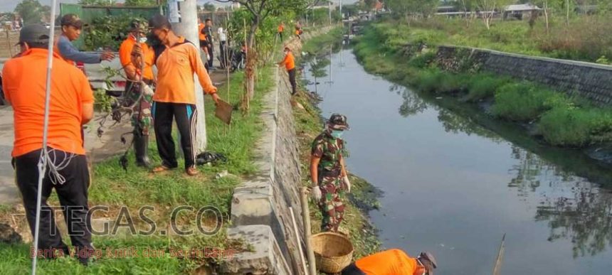 Cegah Banjir, BPBD Sampang Edukasi Warga dengan Bersih-bersih Sungai