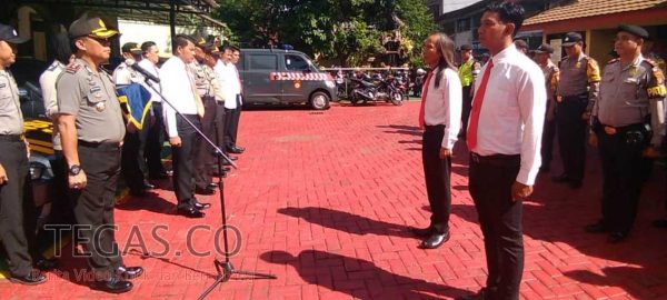 Lagi, Kapolsek Tambora Beri Penghargaan kepada Dua Anggota Berprestasi