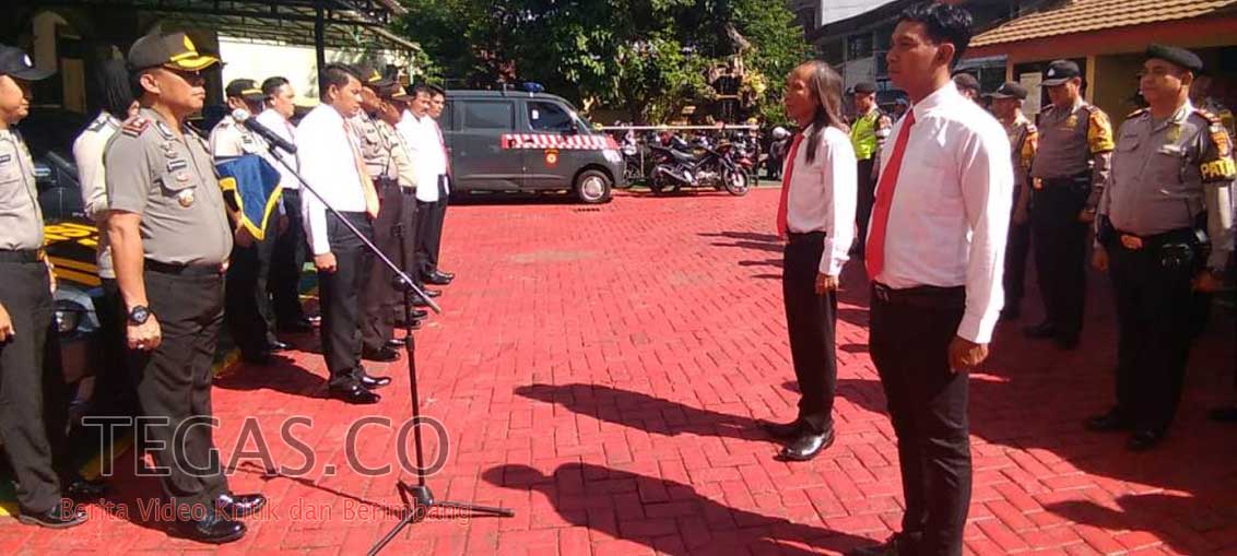 Lagi, Kapolsek Tambora Beri Penghargaan kepada Dua Anggota Berprestasi