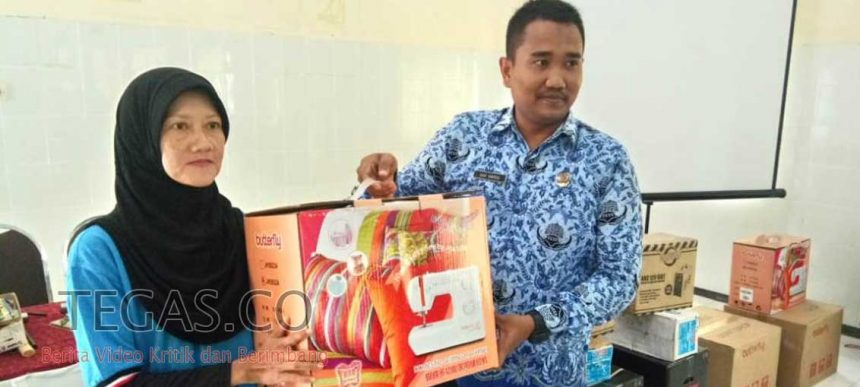 Peserta Latihan Keterampilan Terima Bantuan Alat dari Diskumnaker Sampang
