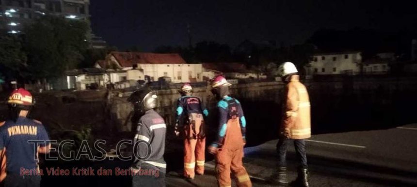 Jalan Protokol Gubeng Surabaya Amblas Membentuk Jurang Menganga