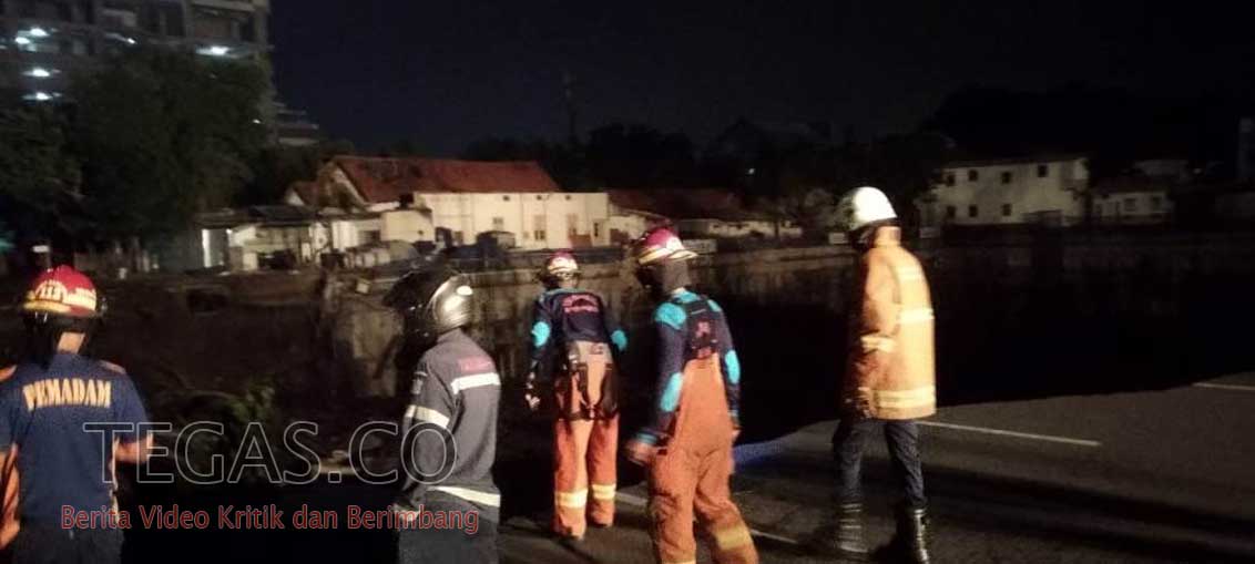 Jalan Protokol Gubeng Surabaya Amblas Membentuk Jurang Menganga