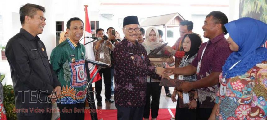 Bupati Konsel Serahkan Ribuan Sertifikat Tanah Kepada Masyarakat
