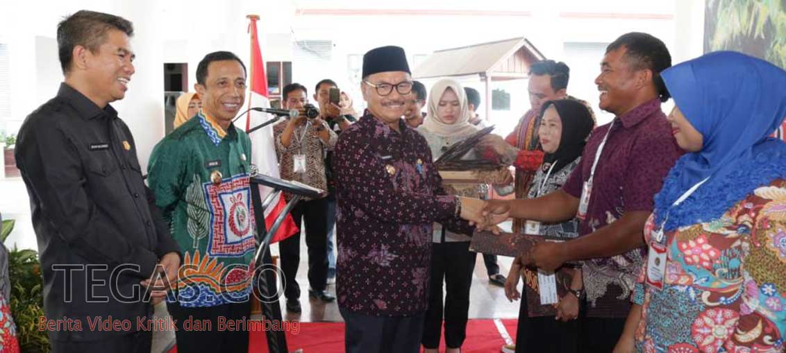 Bupati Konsel Serahkan Ribuan Sertifikat Tanah Kepada Masyarakat