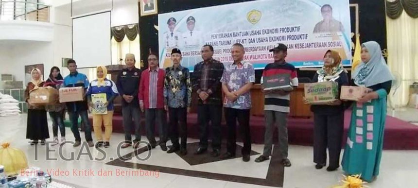 Wali Kota Baubau Berikan Bantuan Kepada 6 Karang Taruna dan 8 Kube