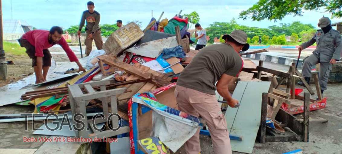Pol PP Bongkar Paksa dan Rusak Puluhan Lapak Pedagang di Tugu Religi