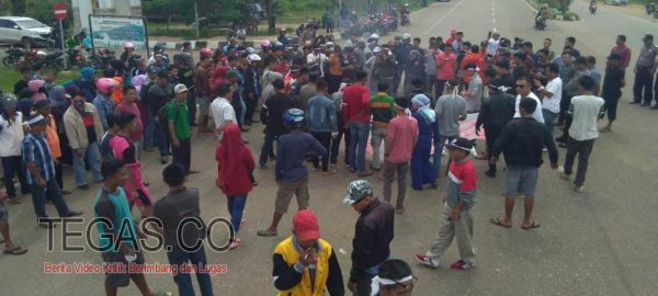 Massa FMALLO Konut Gelar Unjuk Rasa di Kantor Bupati, Ini Tuntutannya