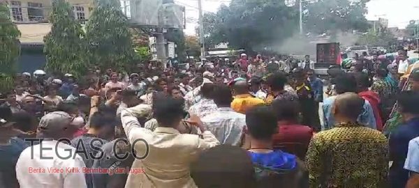 Unjuk Rasa Warnai Pelantikan Rektor UMB