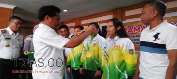 Wakil Bupati Konut Serahkan Bonus Kepada Atlet Berprestasi